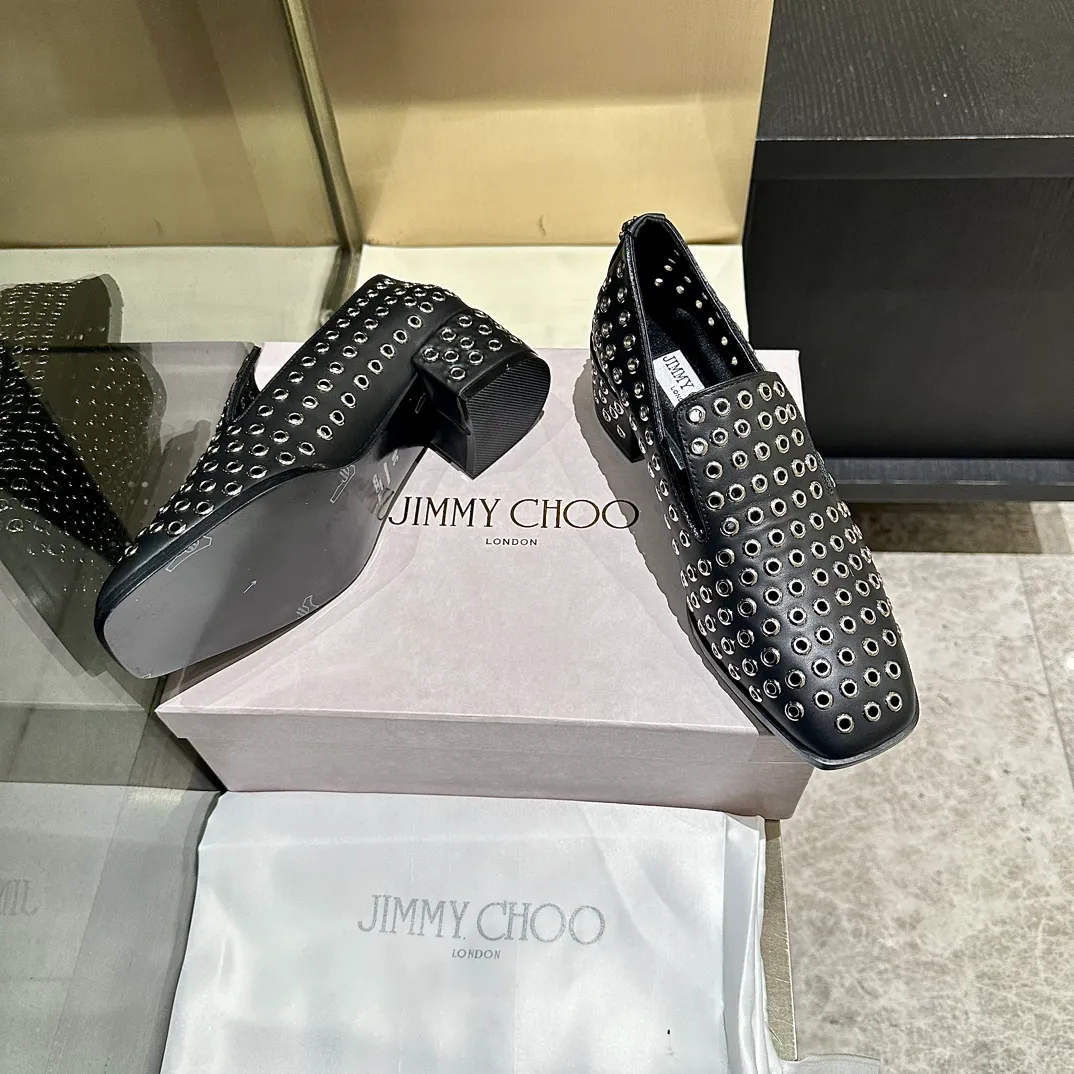👟👟Ex-factory price 660👟👟 The new JIMMY CHOO, Loaf shoes, exclusive sale, rivet decoration design style is very unique, designed with the latest technology, strong three-dimensional effect👍Multiple technologies are integrated together, subverting fashion, super stylish! The combination is super beautiful. The original version is 1:1, versatile and trendy, both salty and sweet! Size: 35-40 Outsole: Leather outsole